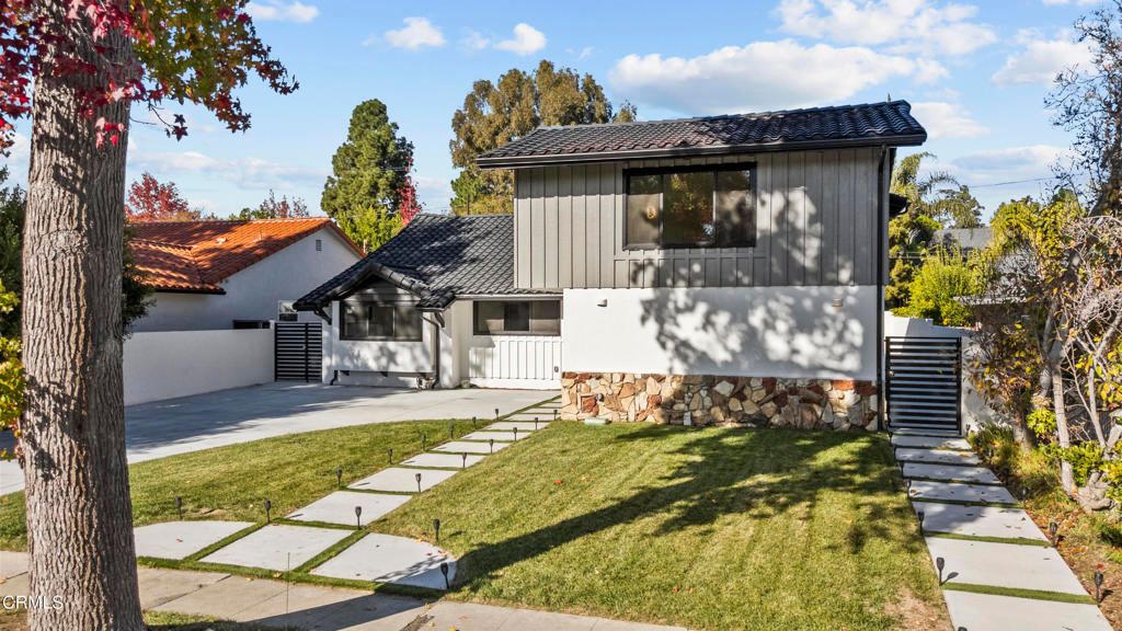 Photo of 14145 Weddington Street, Sherman Oaks, CA 91401 (MLS # P1-25124)