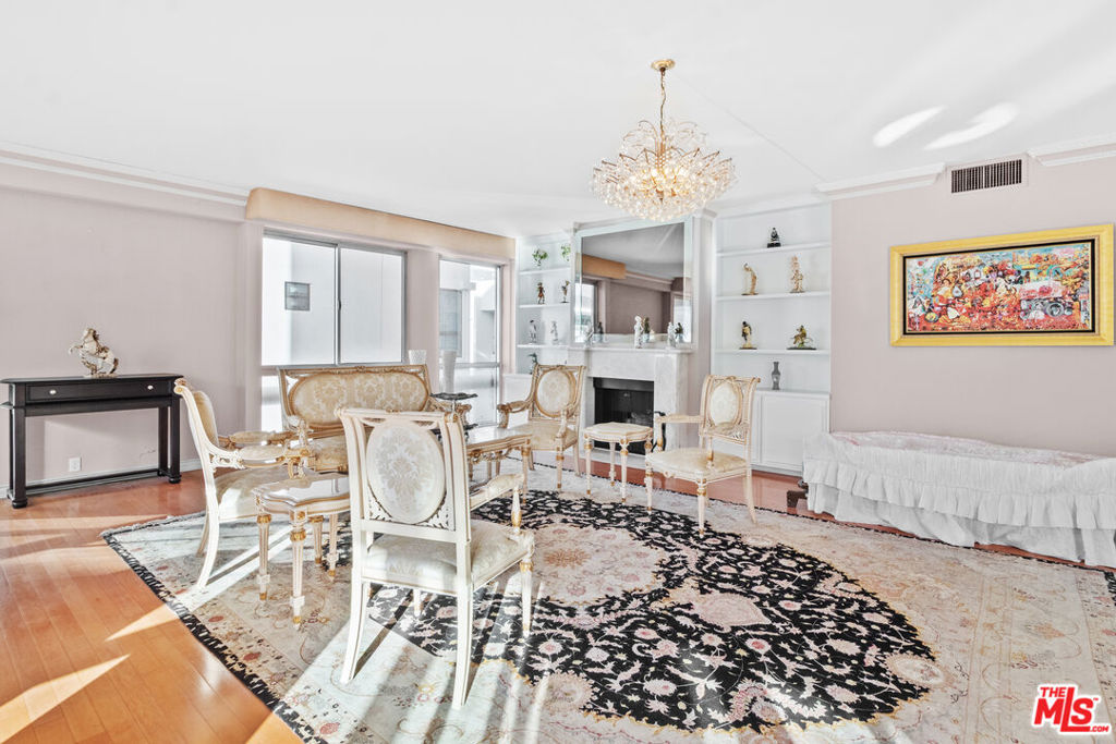 320 N Maple Drive 303