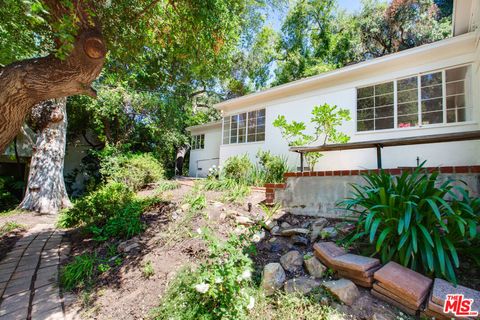 Photo of 10321 Chrysanthemum Lane, Los Angeles, CA 90077 (MLS # 25617039)