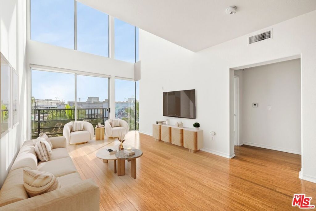 Photo of 629 Traction Avenue #403, Los Angeles, CA 90013 (MLS # 26633275)