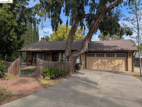 Photo of 1839 1839 42nd ST St, Sacramento, CA 95819 (MLS # 41126391)