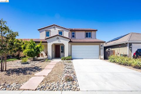 Photo of 661 Longmont Dr, Oakley, CA 94561 (MLS # 41129461)