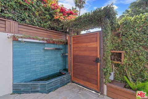 Photo of 27 18th Avenue, Venice, CA 90291 (MLS # 25590113) Photo of 27 18th Avenue, Venice, CA 90291 (MLS # 25590113)