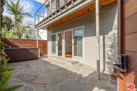 Photo of 27 18th Avenue, Venice, CA 90291 (MLS # 25590113) Photo of 27 18th Avenue, Venice, CA 90291 (MLS # 25590113)