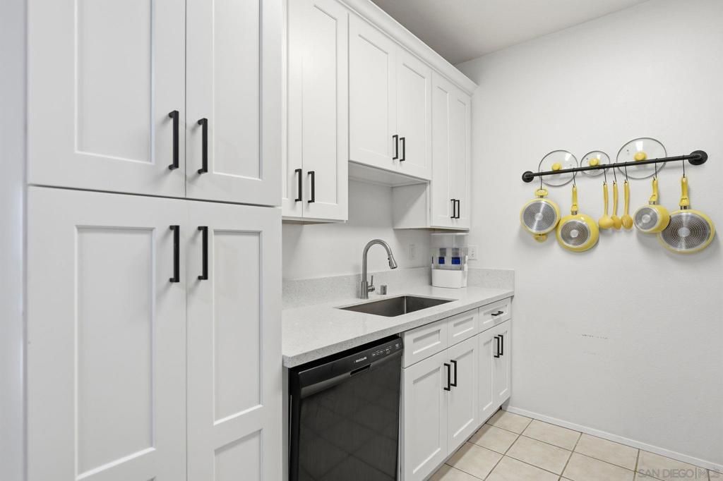 Photo of 8310 Regents Rd Rd #1E, San Diego, CA 92122 (MLS # 250044692SD)