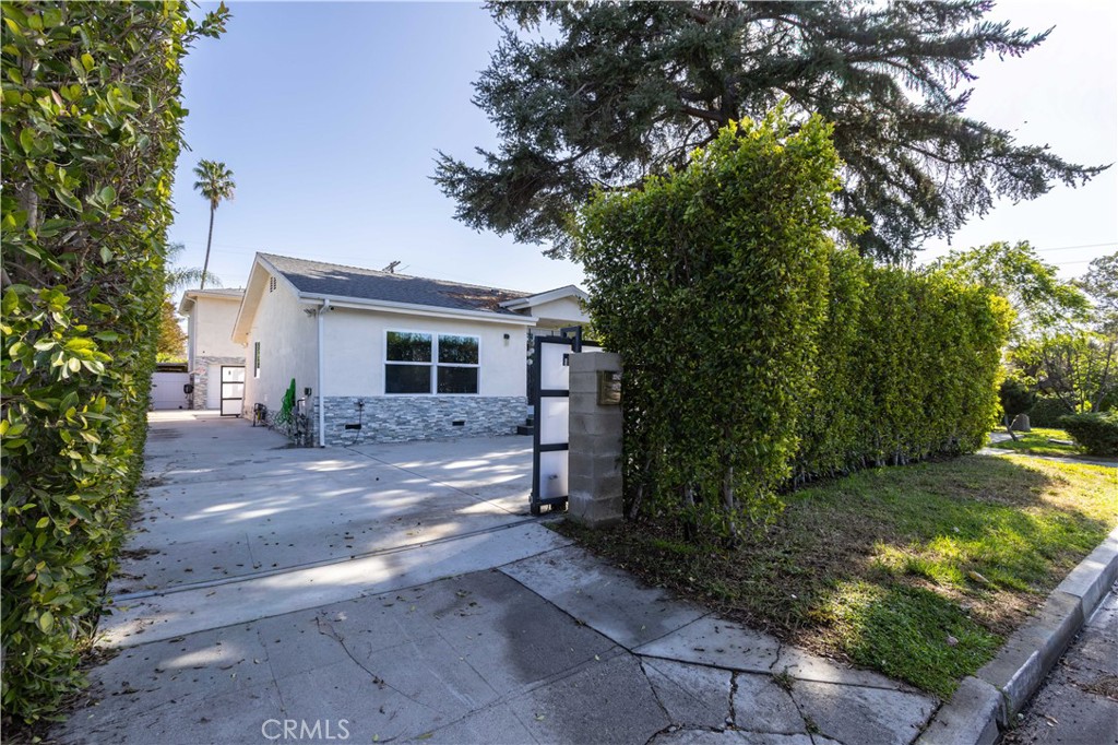 6424 Densmore