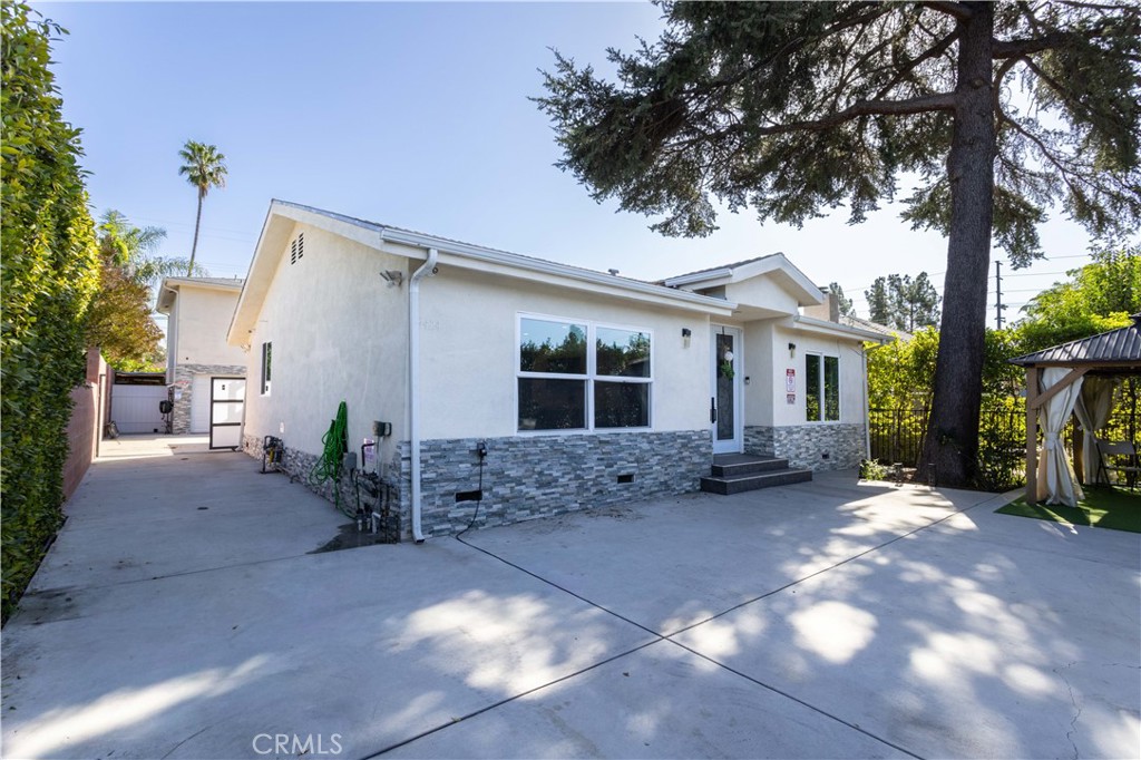 6424 Densmore