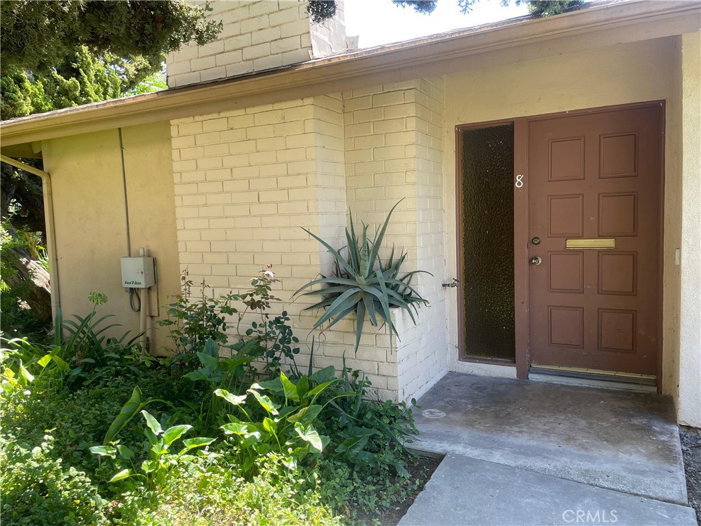 Rare Single-Story 3 Bed / 2 Bath Condo in Prime Orange County Location!
Move-In Ready! Gated Community!
Welcome to this stunning single-story condo in the highly desirable Tustin Park Villas, perfectly located in the heart of Tustin. With no neighbors above or below and sharing only one wall, this home offers exceptional privacy. Ideally situated next to lush greenbelts, it boasts one of the best locations in the community.
Featuring 3 spacious bedrooms and 2 full bathrooms, the interior is bright and inviting, filled with natural light from multiple directions. Recent upgrades include fresh interior paint, new laminate flooring, a fully renovated kitchen with new appliances, and updated bathroom sinks and cabinetry. The open living room flows seamlessly to a large private patio—perfect for relaxing or entertaining.
Additional highlights include double-pane windows, a shared one-car garage, and plenty of guest and street parking. Community amenities feature a sparkling pool, manicured greenbelts, and more. Conveniently close to shopping, dining, major freeways (5, 55, and 261), and just a short drive to Irvine.