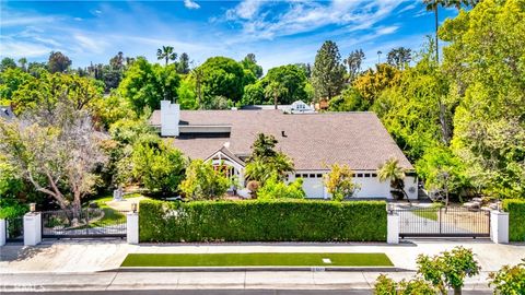 Photo of 5441 Calvin Avenue, Tarzana, CA 91356 (MLS # SR26147396)