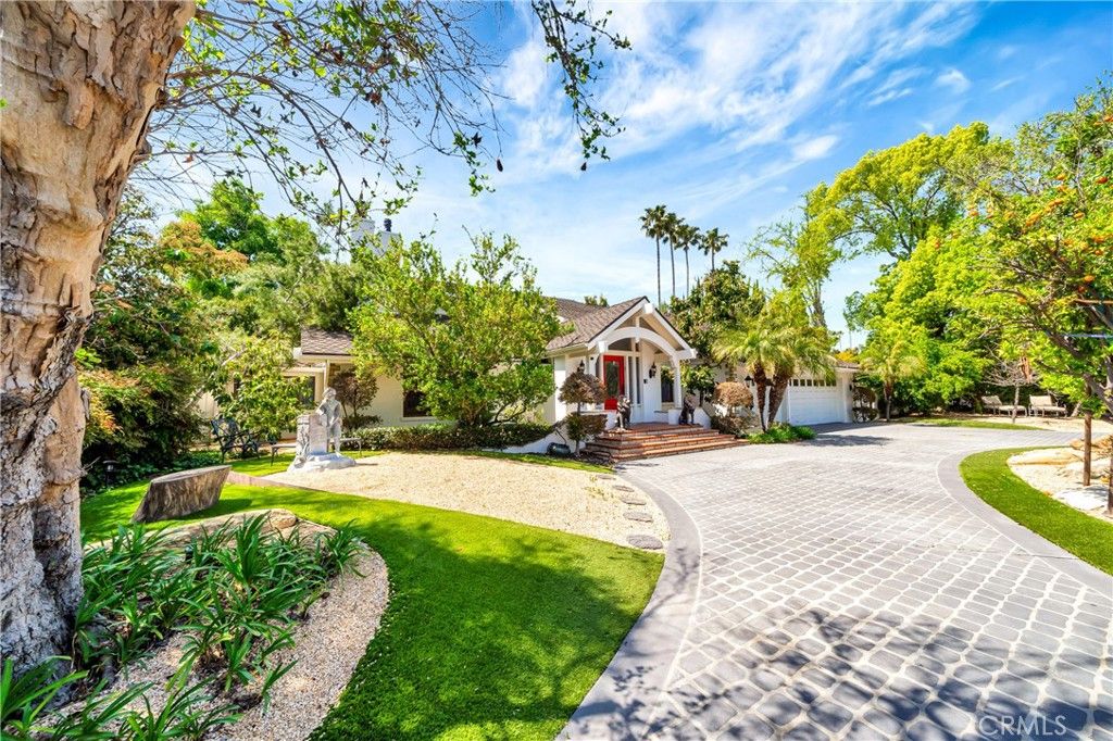 Photo of 5441 Calvin Avenue, Tarzana, CA 91356 (MLS # SR26147396)