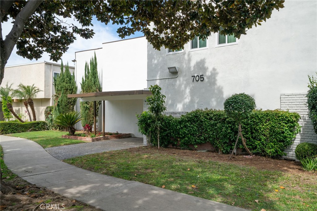 705 E Santa Fe Avenue