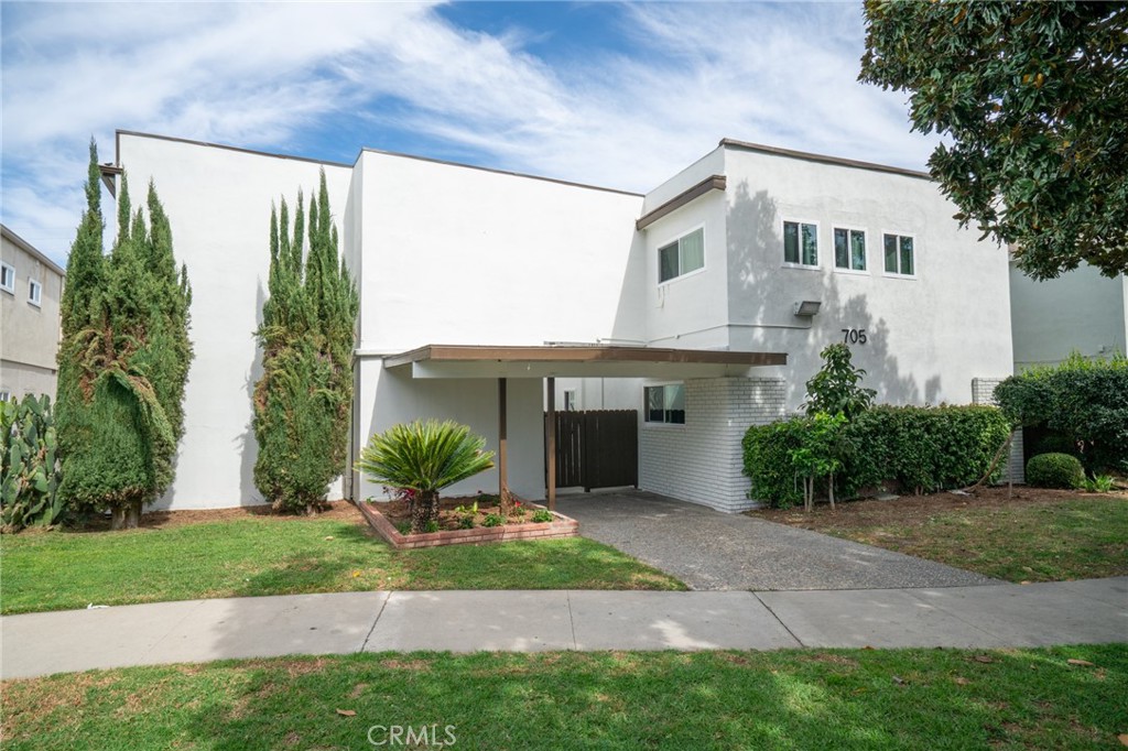 705 E Santa Fe Avenue