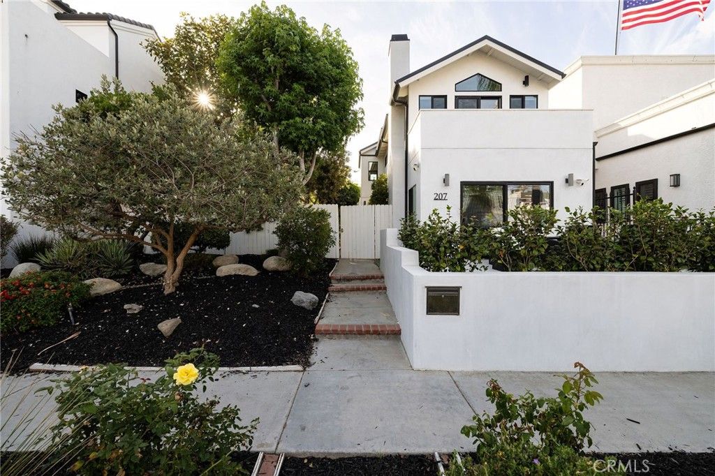 Photo of 207 21st ST, Huntington Beach, CA 92648 (MLS # OC26141758)