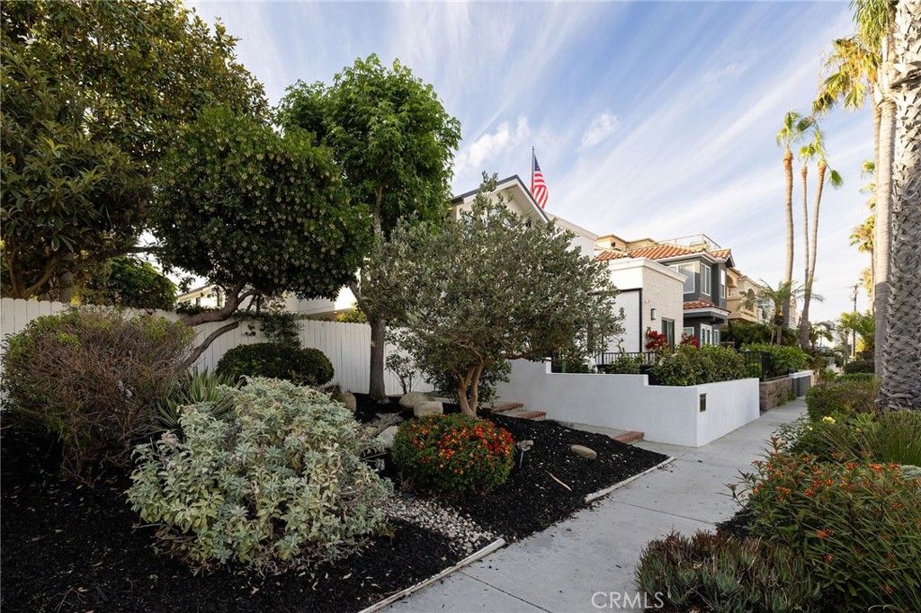 Photo of 207 21st ST, Huntington Beach, CA 92648 (MLS # OC26141758)