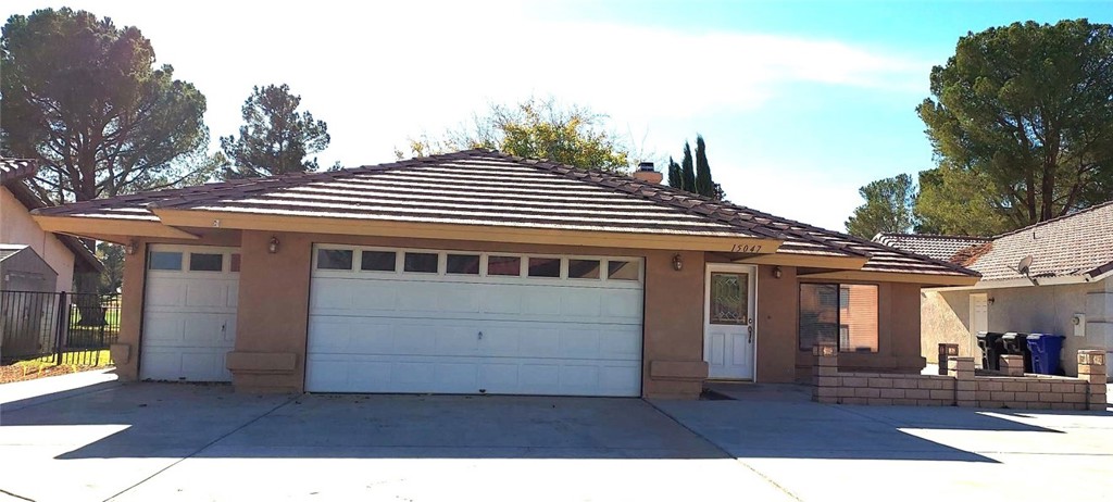 This beautiful open concept home is nestled in the wonderful community of Silver Lakes. Located on the *GOLF COURSE* makes for a great view. Newly renovated kitchen gives the home a lot of dazzle. The home is equipped with 2 car garage and a golf cart garage. The inside laundry room with half bath makes for ease of living. The open living spaces have new vinyl flooring with bedrooms having carpet. The large master bedroom has two walk-in closets! The home is ready for its next family to call it home.