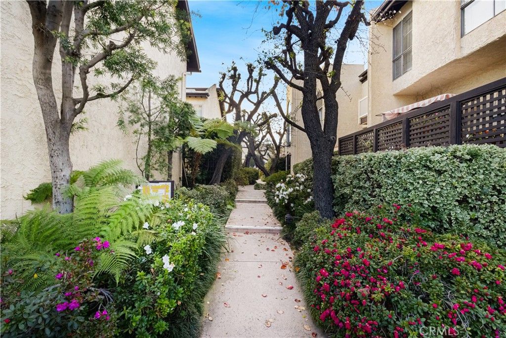 Photo of 5255 Coldwater Canyon #E, Sherman Oaks, CA 91401 (MLS # SR26139653)
