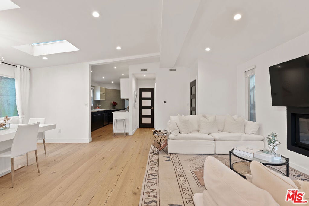 2228 Laurel Canyon Boulevard, Los Angeles CA 90046