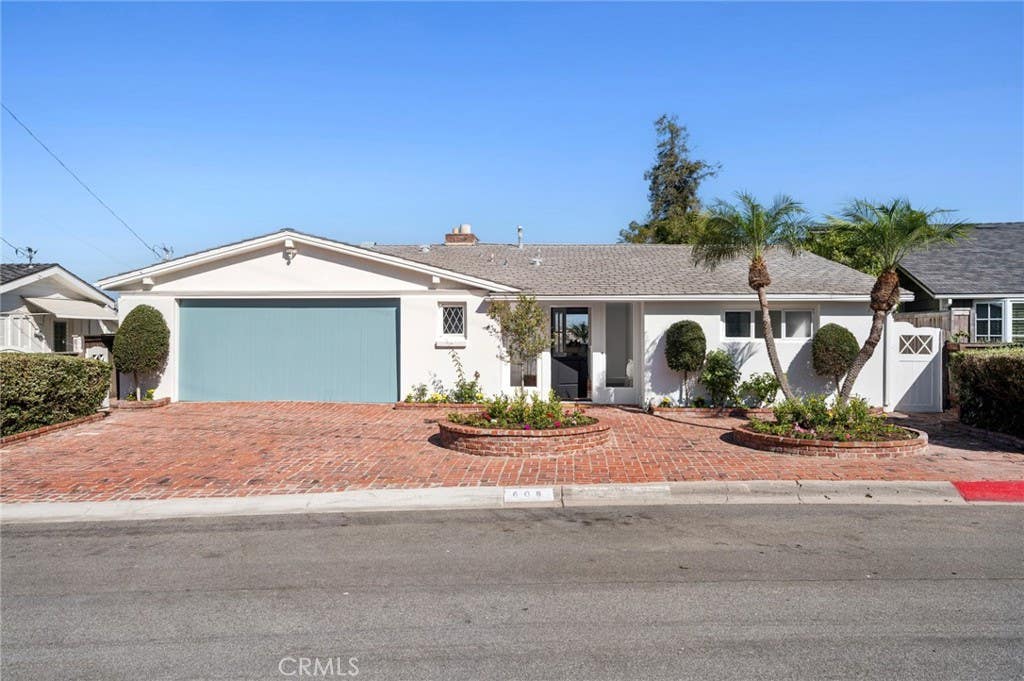 Photo of 608 Saint James Place, Newport Beach, CA 92663 (MLS # NP26169710)