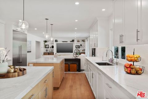 Tiny photo for 411 Meadowview Drive, La Canada Flintridge, CA 91011 (MLS # 26667041)