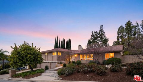 Tiny photo for 411 Meadowview Drive, La Canada Flintridge, CA 91011 (MLS # 26667041)