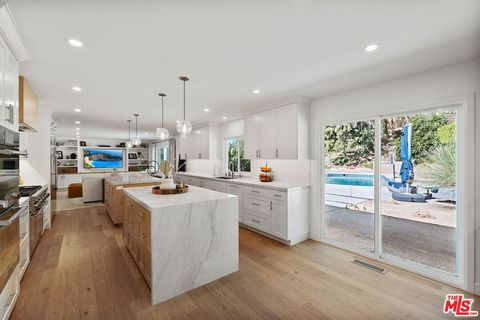 Tiny photo for 411 Meadowview Drive, La Canada Flintridge, CA 91011 (MLS # 26667041)