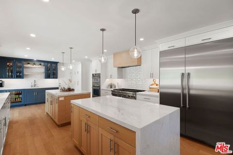 Tiny photo for 411 Meadowview Drive, La Canada Flintridge, CA 91011 (MLS # 26667041)