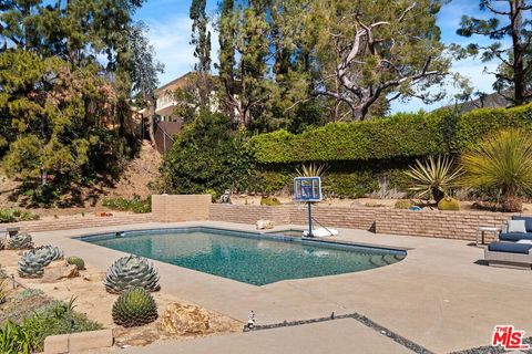 Tiny photo for 411 Meadowview Drive, La Canada Flintridge, CA 91011 (MLS # 26667041)