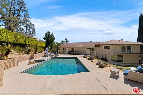 Tiny photo for 411 Meadowview Drive, La Canada Flintridge, CA 91011 (MLS # 26667041)