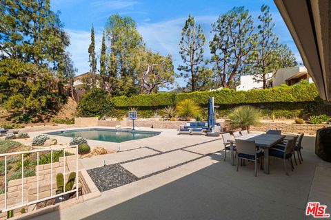 Tiny photo for 411 Meadowview Drive, La Canada Flintridge, CA 91011 (MLS # 26667041)