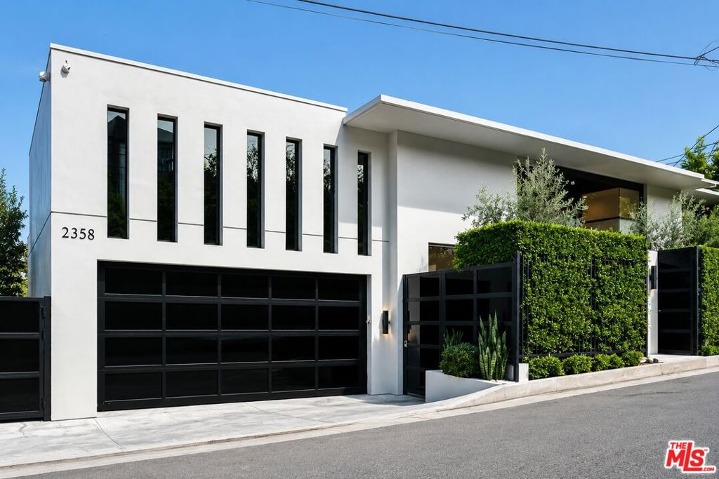 Photo of 2358 Kimridge Road, Beverly Hills, CA 90210 (MLS # 26849121)