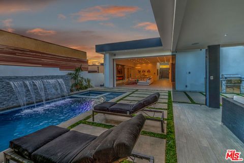 Photo of 658 N Edinburgh Avenue, Los Angeles, CA 90048 (MLS # 25625639)