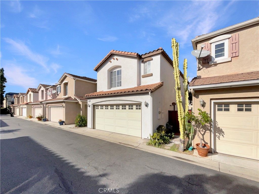 Photo of 3247 Garden Ln, Hawthorne, CA 90250 (MLS # DW25266383)