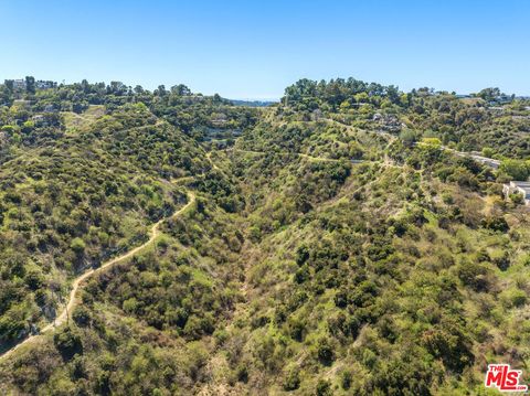 Photo of 13511 Mulholland Drive, Beverly Hills, CA 90210 (MLS # 26658369)