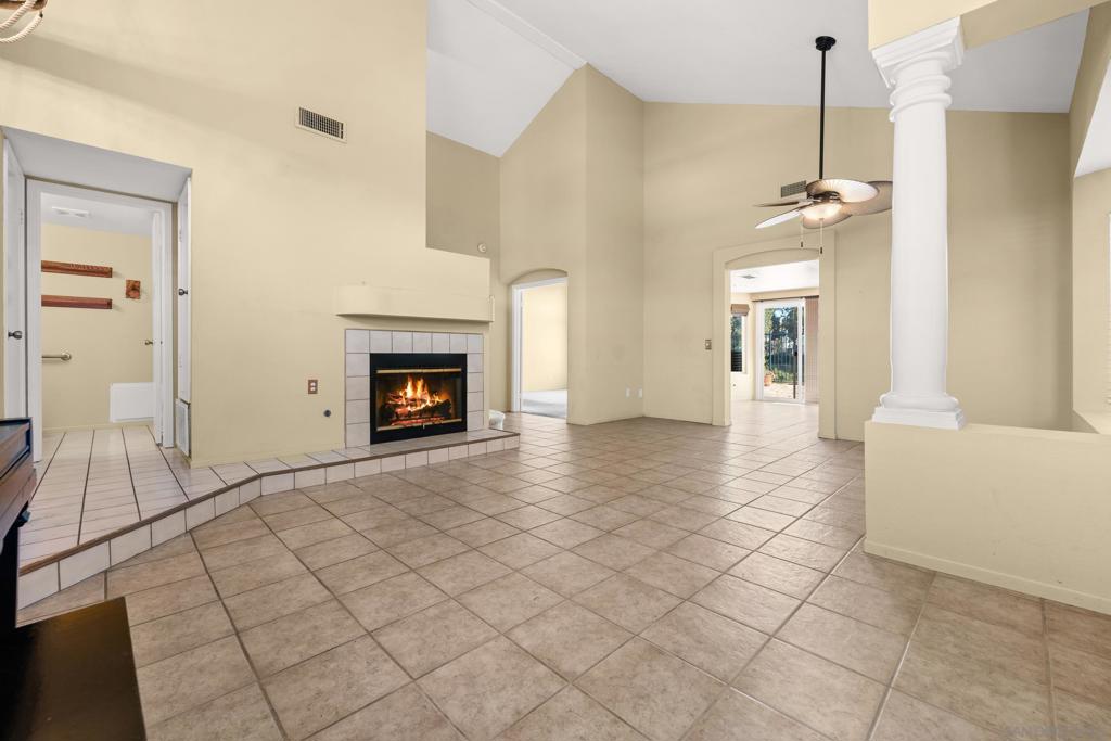 1813 Avenida Segovia