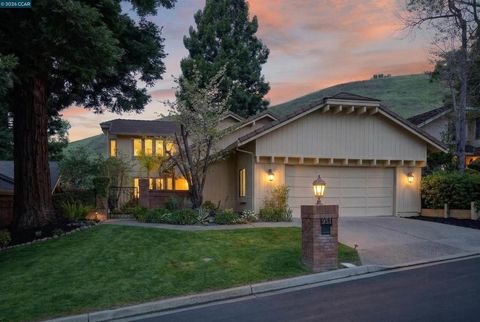 Photo of 951 Redwood Dr Dr, Danville, CA 94506 (MLS # 41127982)