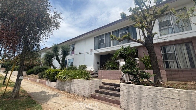 Great Investment Opportunity! Located in a quiet complex. Come see this charming 1 bed, 1 bath end unit—perfect for first-time buyers or savvy investors. This unit offers a unique chance to make it your own or enhance your investment portfolio.
Conveniently located near the 210 Freeway, with quick access to grocery stores, restaurants, and more.