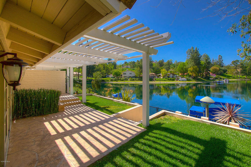 Beautiful Calabasas Lakefront Rental available with Boat Included!! Amazing END-UNIT townhouse, attached only on one side, and adjacent to a large, park-like grassy area. Spacious Layout w/ Over 2100 Sq Ft, Vaulted Ceilings, and two large Master Suites upstairs. UPGRADED THROUGHOUT with Travertine Floors, Newer Carpet and Laminate Floors, Pella Dual Pane Windows with Custom Wood Trim, Hunter Douglas Window treatments throughout. Waterfront Kitchen with Granite Counters, Newer Roof, Newer A/C condenser. PRISTINE CONDITION! GORGEOUS & TRANQUIL VIEWS From EVERY WINDOW! Walk to Calabasas Commons. Incredible Opportunity.. Don't miss this one! *Carpet to be replaced with durable wood like flooring. New photos coming soon.