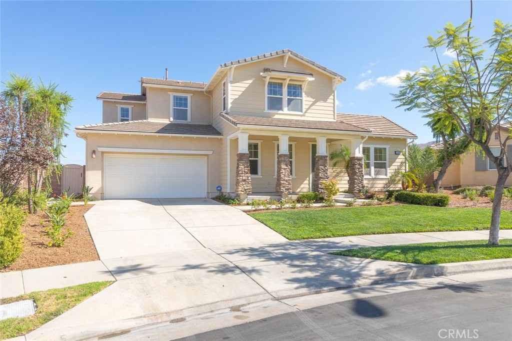 Great property in the sought after gated community of Sycamore Hills! Gorgeous curb appeal and views of the hills and city lights.
