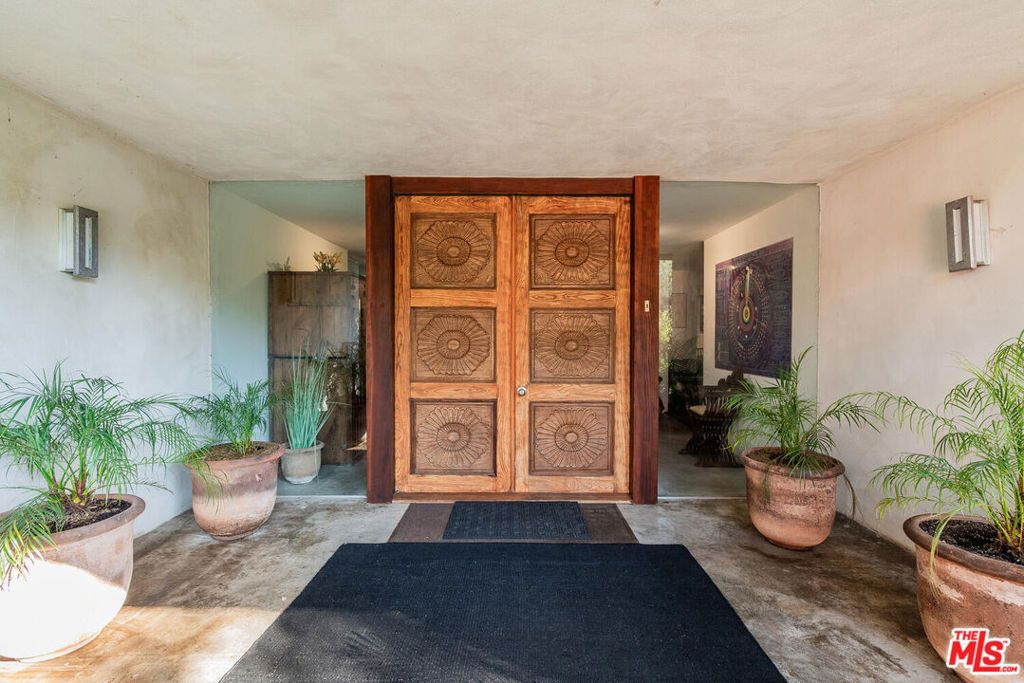 Photo of 574 Latimer Road, Santa Monica, CA 90402 (MLS # 25589615)