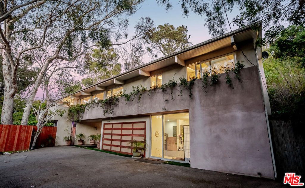 Photo of 574 Latimer Road, Santa Monica, CA 90402 (MLS # 25589615)