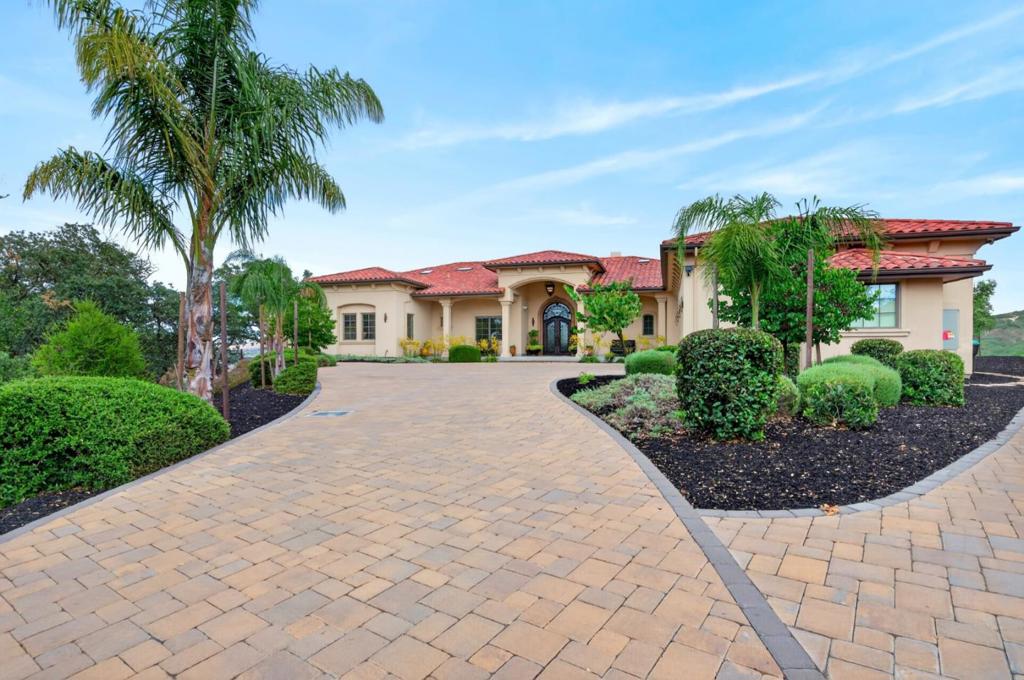 5 Winding Oaks Drive