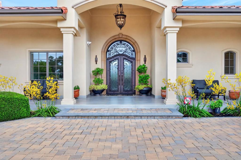 5 Winding Oaks Drive
