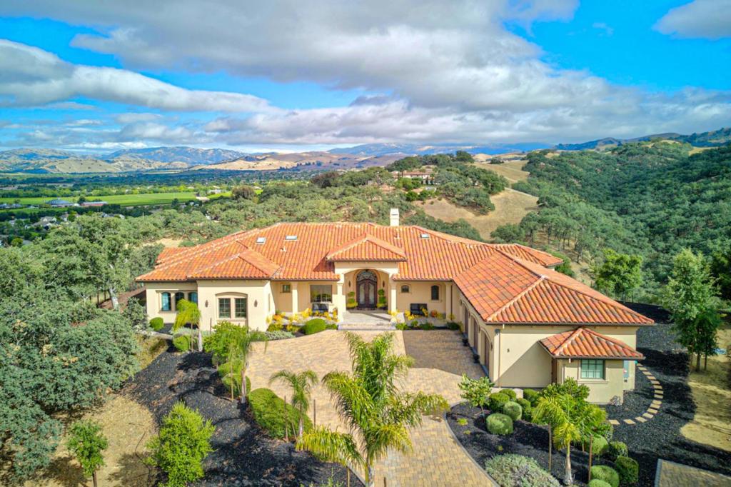 5 Winding Oaks Drive