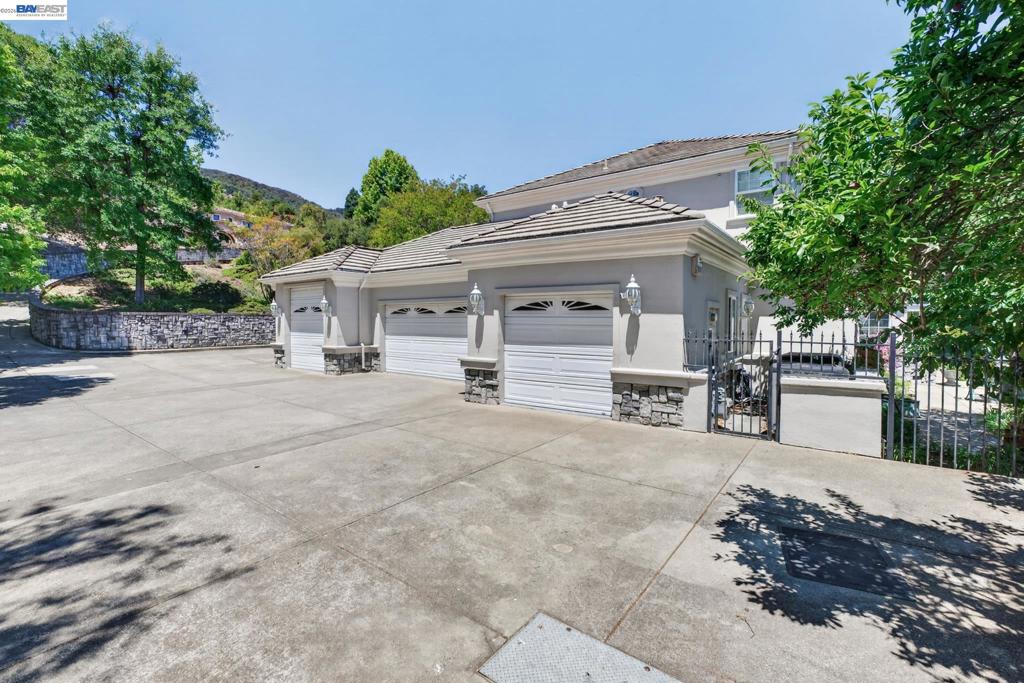 8016 Golden Eagle Way