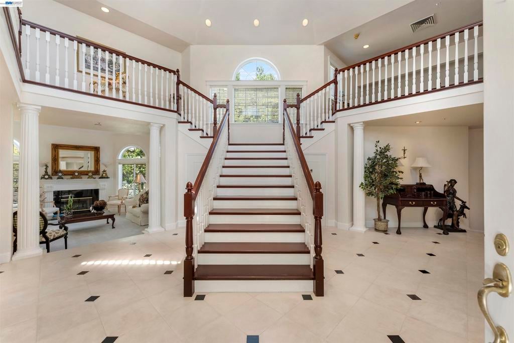 8016 Golden Eagle Way