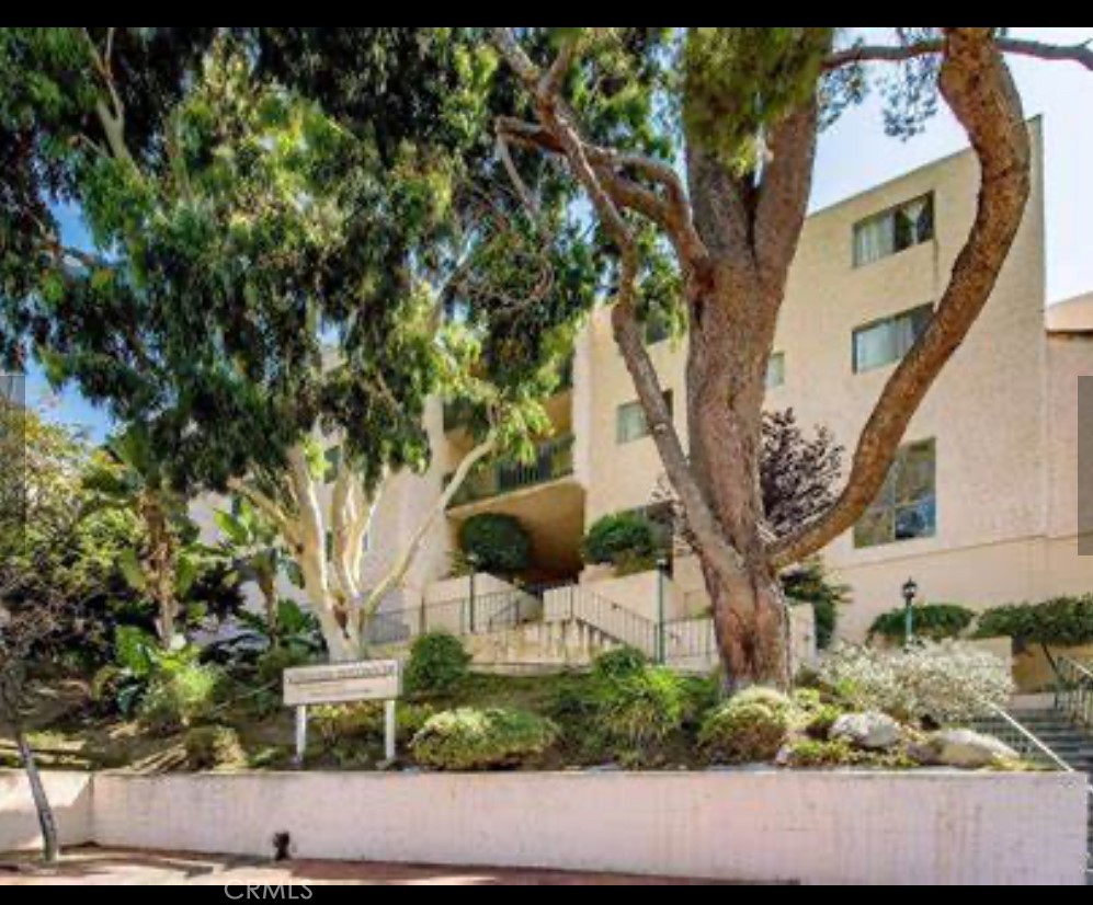 Charming unit located in the North Glendale neighborhood and Montrose, La Canada, Flint-adjacent area. Cozy living room with sliding glass door access to a private balcony. Completely remodeled gourmet kitchen featuring quartz countertops, custom cabinetry, and stainless-steel appliances. A spacious bedroom with 1 full bathroom. Well-maintained community offers a pool, jacuzzi, barbecue area, recreation room, carport parking, storage, and community laundry rooms. Awarding-winning Blue Ribbon school district of La Crescenta. Conveniently close to the park, freeway, market, restaurants, schools, and more.