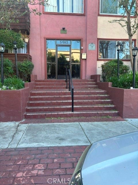 Photo of 5403 newcastle # 12 AVE, Encino, CA 91316 (MLS # SR26226472)