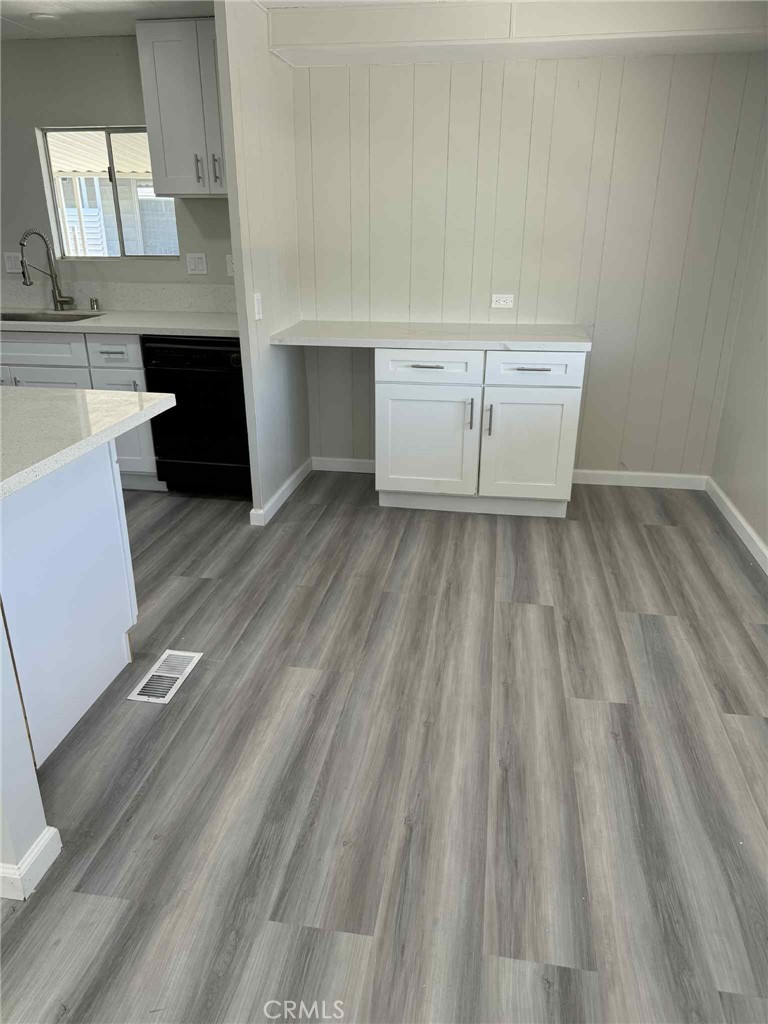 1895 W Devonshire 20