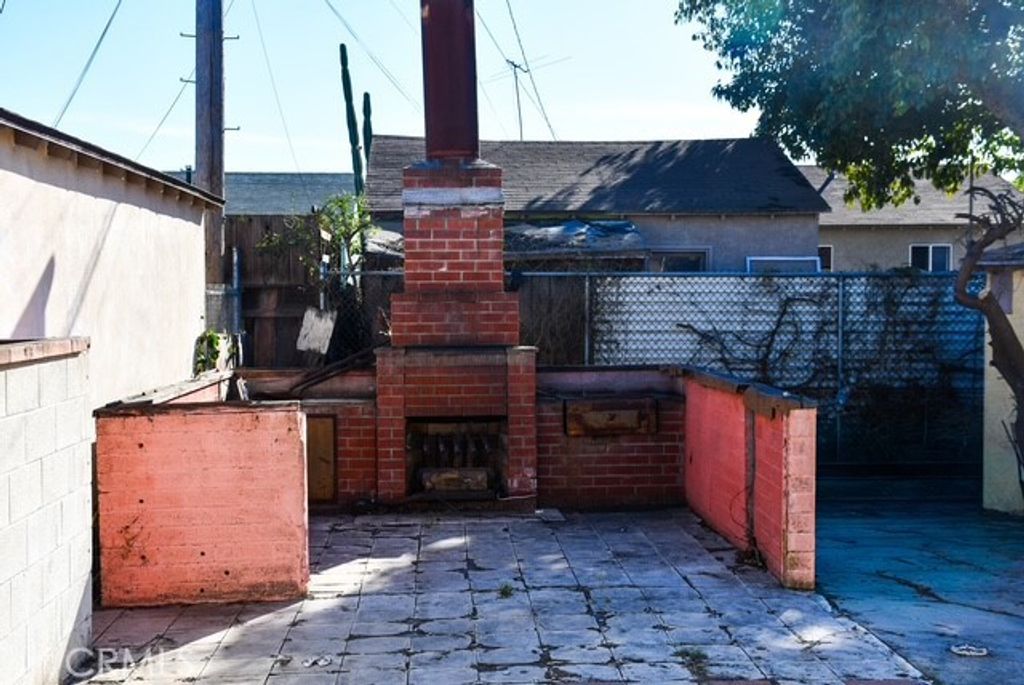 Photo of 1422 W 110th St, Los Angeles, CA 90047 (MLS # PW26012808)