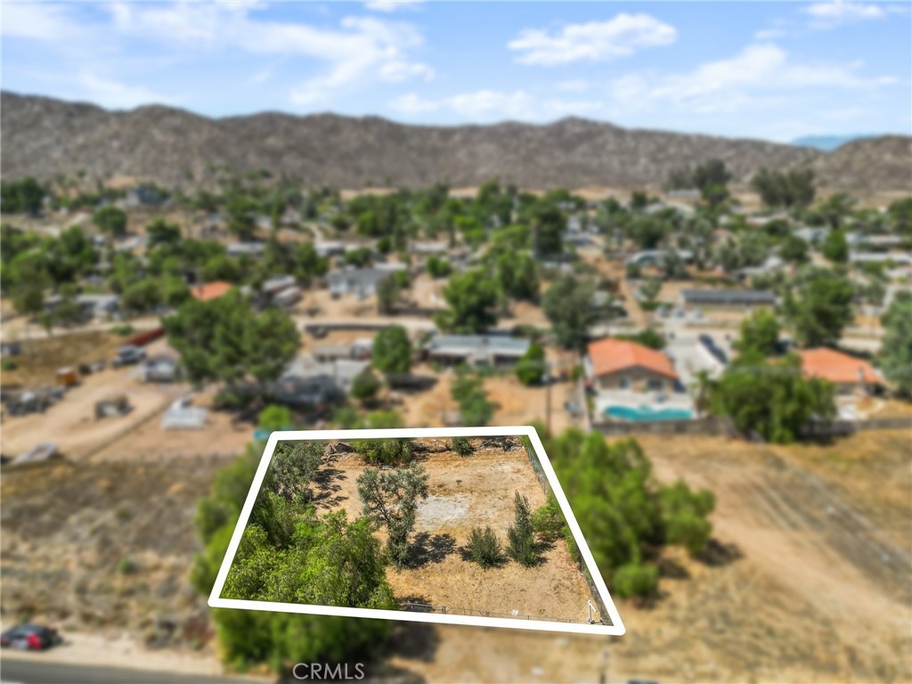 Prime commercial mixed-use opportunity in a great location! This is a flat lot with all utilities on site. Boasting great freeway visibility and access. Ready to develop or long term hold. Close to businesses, freeway access and shopping centers. Heavy auto traffic and perfect business opportunity. This is a perfect project for builders, investors, or developers ready to break ground. Bring your vision and start building!